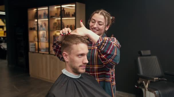 Barbershop Woman Barber Cuts Men Hair Scissors — Stock videók