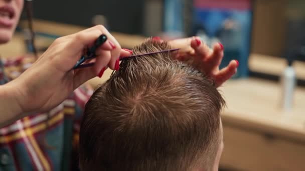 Barbershop Close Woman Barber Cuts Men Hair Scissors — Stock videók