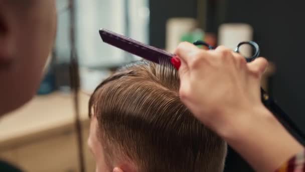 Перукарня Крупним Планом Жінка Перукар Ріже Чоловіче Волосся Ножицями — стокове відео