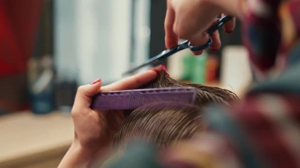 Barbershop Close Woman Barber Cuts Men Hair Scissors — Stockvideo