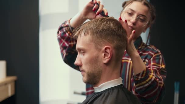 Barbershop Woman Barber Cuts Client Man Hair — Stock videók