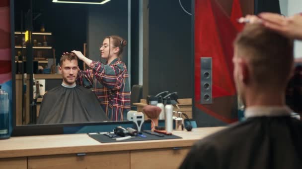 Barbershop Woman Barber Cuts Client Man Hair — Video Stock