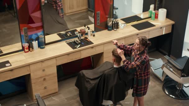 Barbershop Woman Barber Cuts Client Man Hair — Stock video