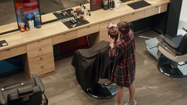 Barbershop Woman Barber Cuts Client Man Hair — Stockvideo