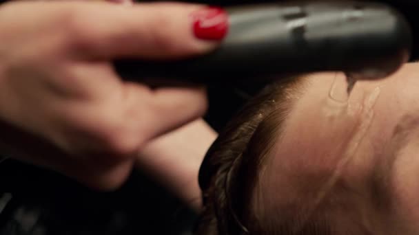 Barbershop Female Barber Washes Head Male Client — Vídeo de stock