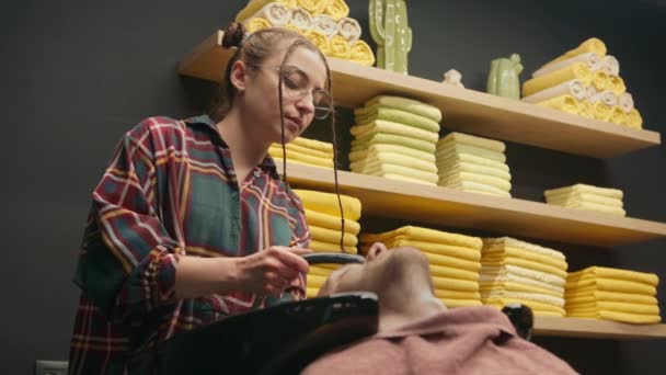 Barbershop Female Barber Washes Head Male Client — Stock videók