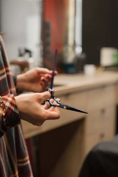 Barbearia Close Tesoura Nas Mãos Uma Cabeleireira Feminina — Fotografia de Stock