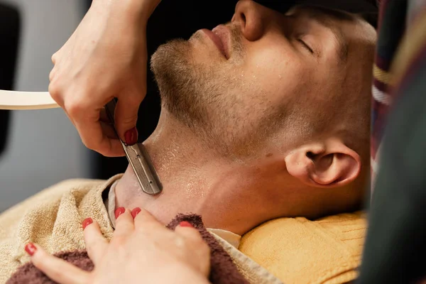 Barbershop Close Barber Shaves Man Beard Straight Razor — Fotografia de Stock
