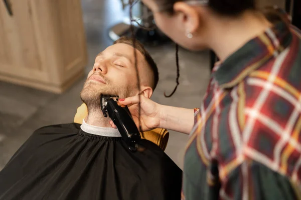 Barbershop Close Woman Barber Shaves Mans Beard Razor — Fotografia de Stock