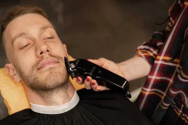 Peluquería Primer Plano Una Mujer Peluquera Afeita Barba Los Hombres — Foto de Stock