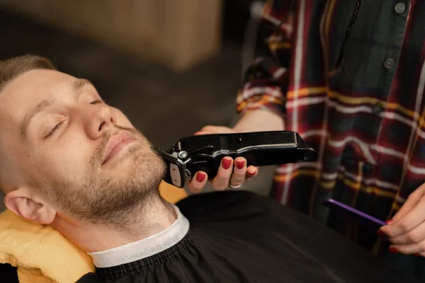 Barbershop Close Woman Barber Shaves Mans Beard Razor — Stock Photo, Image