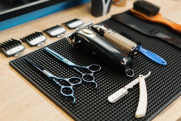 Barbearia Close Equipamento Corte Cabelo Tesouras Lâminas Barbear — Fotografia de Stock