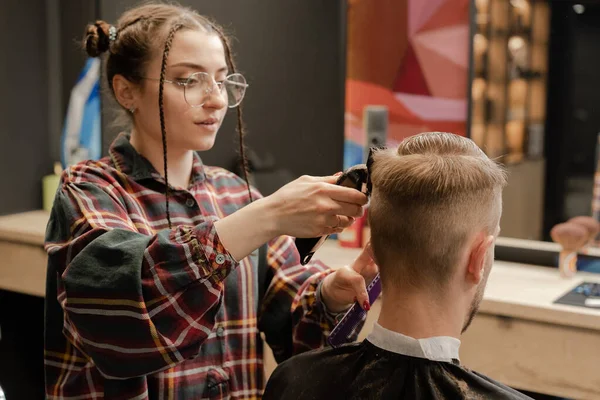 Barbershop Close Woman Hairdresser Cuts Hair Razor — Fotografia de Stock