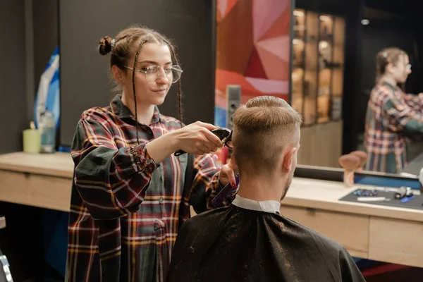 Barbershop Close Woman Hairdresser Cuts Hair Razor — Fotografia de Stock