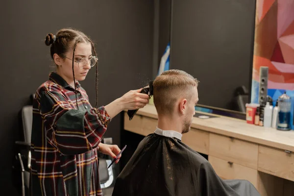 Barbershop Close Woman Hairdresser Cuts Hair Razor — Fotografia de Stock