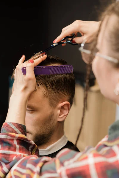 Barbershop Close Woman Hairdresser Cuts Hair Makes Man Haircut — Fotografia de Stock