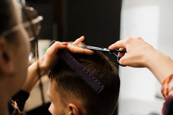 Friseursalon Nahaufnahme Friseurin Schneidet Haare Macht Männerfrisur — Stockfoto