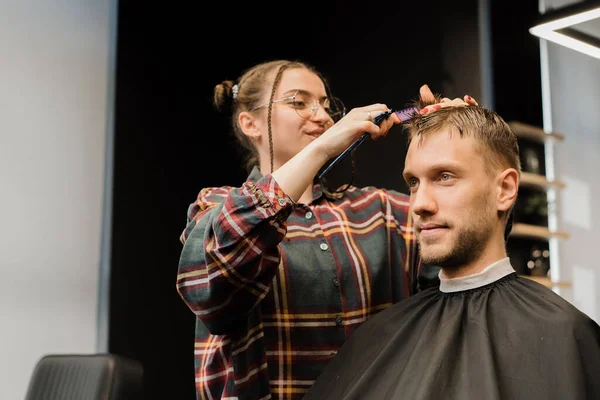 Barbershop Close Woman Hairdresser Cuts Hair Makes Man Haircut — Fotografia de Stock