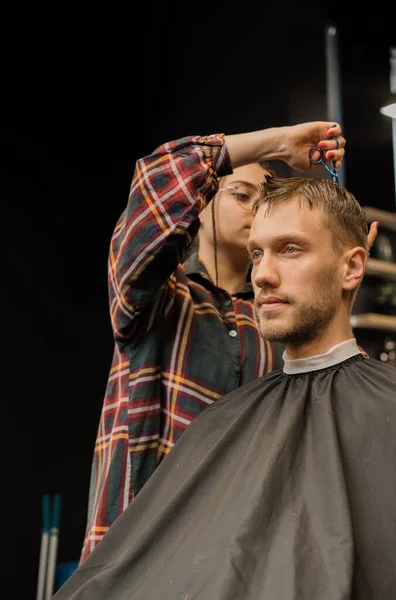 Barbershop Close Woman Hairdresser Cuts Hair Makes Man Haircut — Fotografia de Stock
