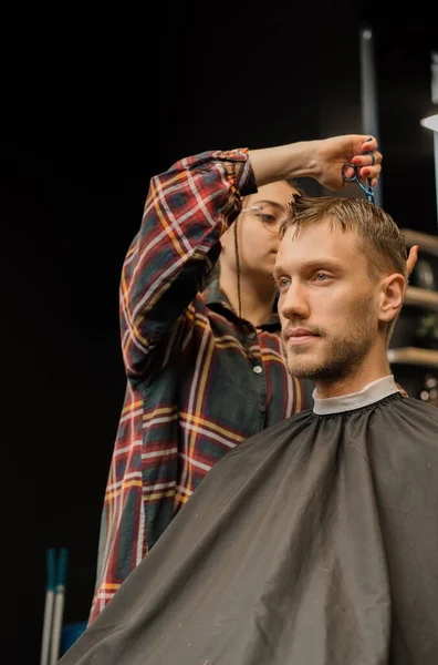 Peluquería Primer Plano Una Peluquería Mujer Corta Pelo Hace Corte — Foto de Stock