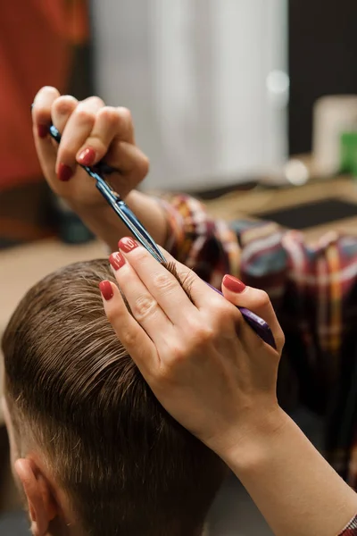Barbershop Close Woman Hairdresser Cuts Hair Makes Man Haircut — Foto Stock