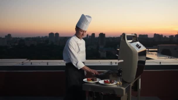 Barbecue Chef Puts Filet Mignon Vegetables Plate Fire Rooftop Grilling — Stock Video