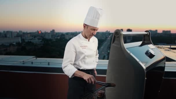 Professional Chef Prepares Barbecue Rooftop Skyscraper Expensive Restaurant Party — Stockvideo