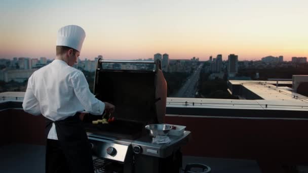 Професійний Шеф Кухар Готує Барбекю Даху Хмарочоса Дорогий Ресторан Або — стокове відео