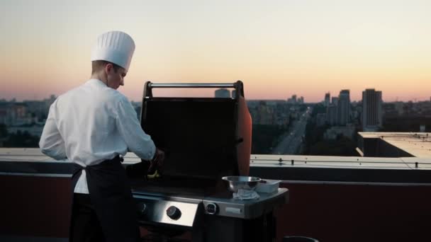 Professional Chef Prepares Barbecue Rooftop Skyscraper Expensive Restaurant Party — Vídeos de Stock