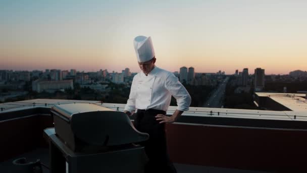 Professional Chef Prepares Barbecue Rooftop Skyscraper Expensive Restaurant Party — Vídeos de Stock