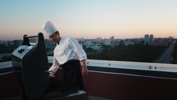 Professional Chef Prepares Barbecue Rooftop Skyscraper Expensive Restaurant Party — Video Stock