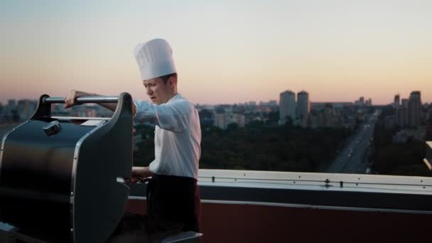 Professional Chef Prepares Barbecue Rooftop Skyscraper Expensive Restaurant Party — Wideo stockowe