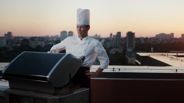 Professional Chef Prepares Barbecue Rooftop Skyscraper Expensive Restaurant Party — Vídeos de Stock