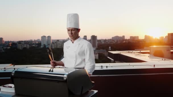 Professional Chef Prepares Barbecue Roof Skyscraper Expensive Restaurant Party — Vídeos de Stock