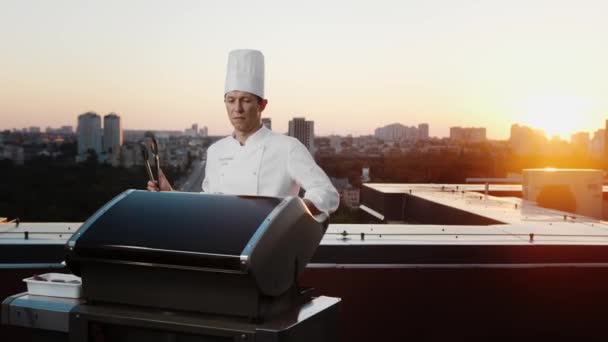 Professional Chef Prepares Barbecue Roof Skyscraper Expensive Restaurant Party — Vídeos de Stock