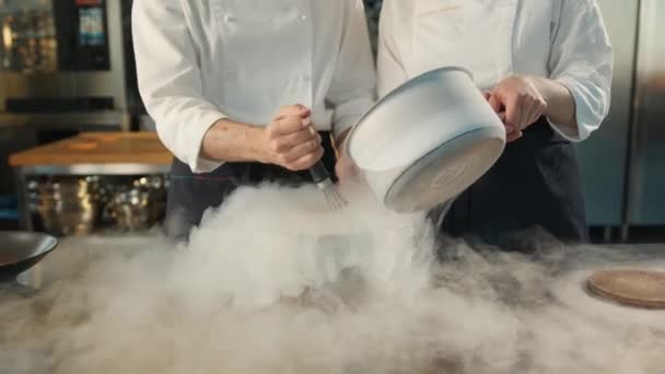 Close Professional Kitchen Liquid Nitrogen Added Preparation Molecular Dish — Vídeo de Stock