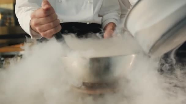 Close Professional Kitchen Liquid Nitrogen Added Preparation Molecular Dish — 图库视频影像