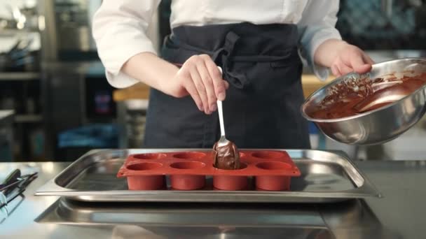 Close Chocolate Being Placed Baking Dish Brownie Preparation — Vídeo de Stock