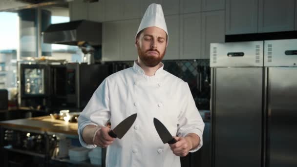 Профессиональный Портрет Кухни Шеф Повар Затачивает Ножи Ресторане — стоковое видео