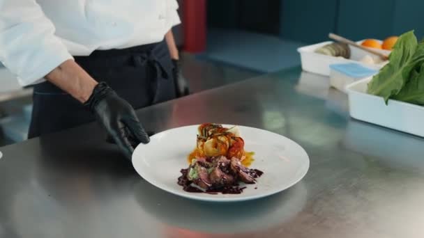 Chef Gives Finished Dish Filet Mignon Ratatouille Restaurant Kitchen — ストック動画