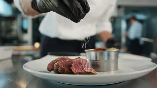Chef Sprinkles Filet Mignon Coarse Salt Serving Food Restaurant — Stockvideo
