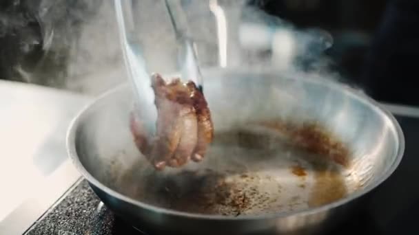 Крупный План Филе Миньона Приготовленного Сковородке — стоковое видео