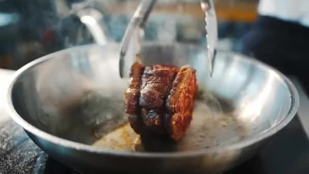 Крупный План Филе Миньона Приготовленного Сковородке — стоковое видео