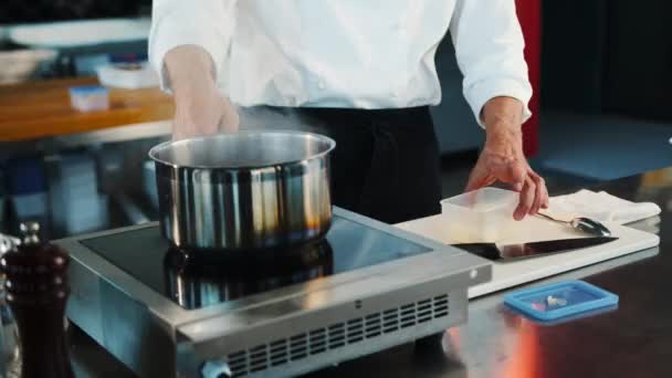 Σεφ Φτιάχνει Σάλτσα Μια Κατσαρόλα Μια Επαγγελματική Κουζίνα Εστιατορίου Διαδικασία — Αρχείο Βίντεο