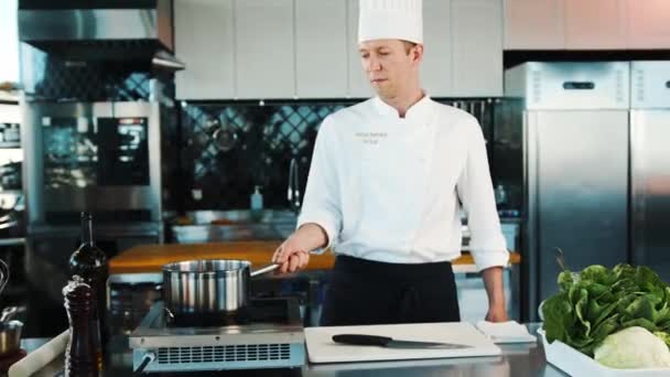 Шеф Повар Поджигает Блюдо Профессиональной Кухне Ресторана Процесс Приготовления Пищи — стоковое видео
