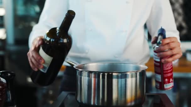 Σεφ Βάζει Φωτιά Στο Πιάτο Στην Επαγγελματική Κουζίνα Του Εστιατορίου — Αρχείο Βίντεο