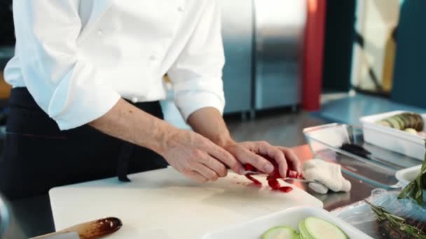 Close Chef Adds Chopped Peppers Pot Process Preparing Food Restaurant — 图库视频影像