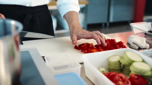 Close Chef Adds Chopped Peppers Pot Process Preparing Food Restaurant — 图库视频影像