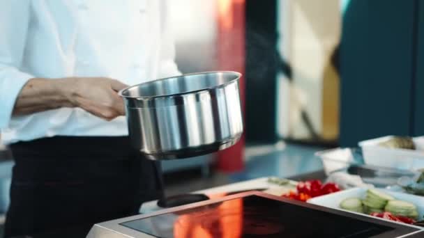 Close Chef Adds Ingredients Pot Process Preparing Food Restaurant — 图库视频影像