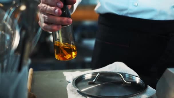 Close Chef Adds Oil Pan Process Preparing Food Restaurant — Wideo stockowe
